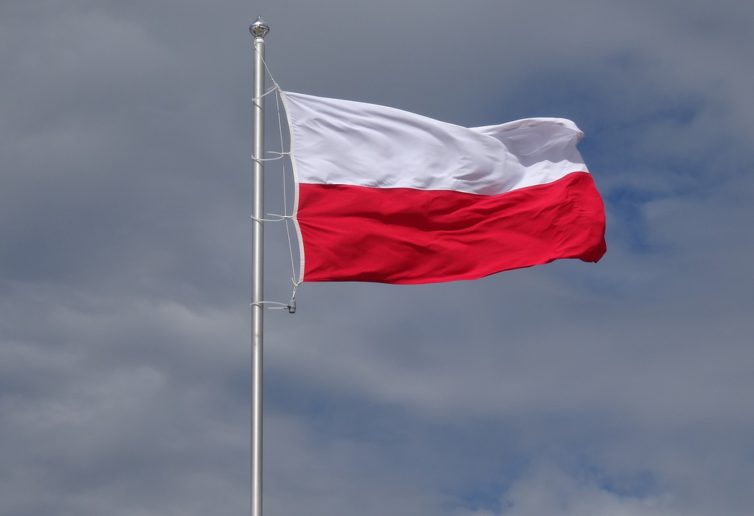 45% Polaków nie utożsamia się z żadną partią