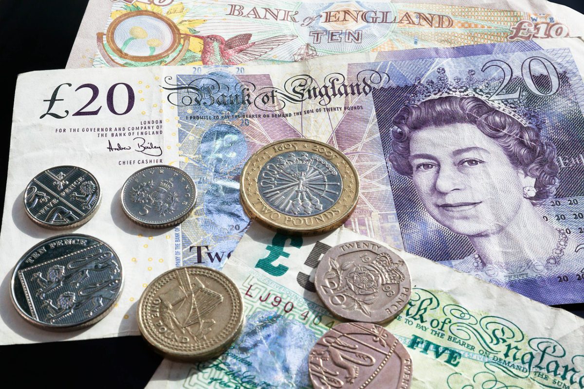 Brytyjska waluta ponownie cierpi przez politykę
