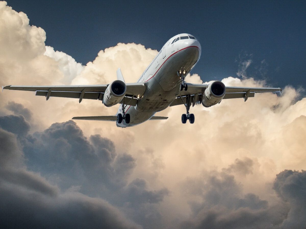 EASA i ECDC aktualizują wytyczne dotyczące podróży lotniczych w ramach unijnych certyfikatów COVID