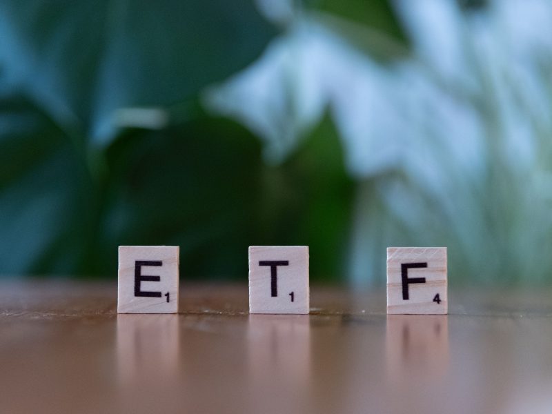 Napis ETF z kostek