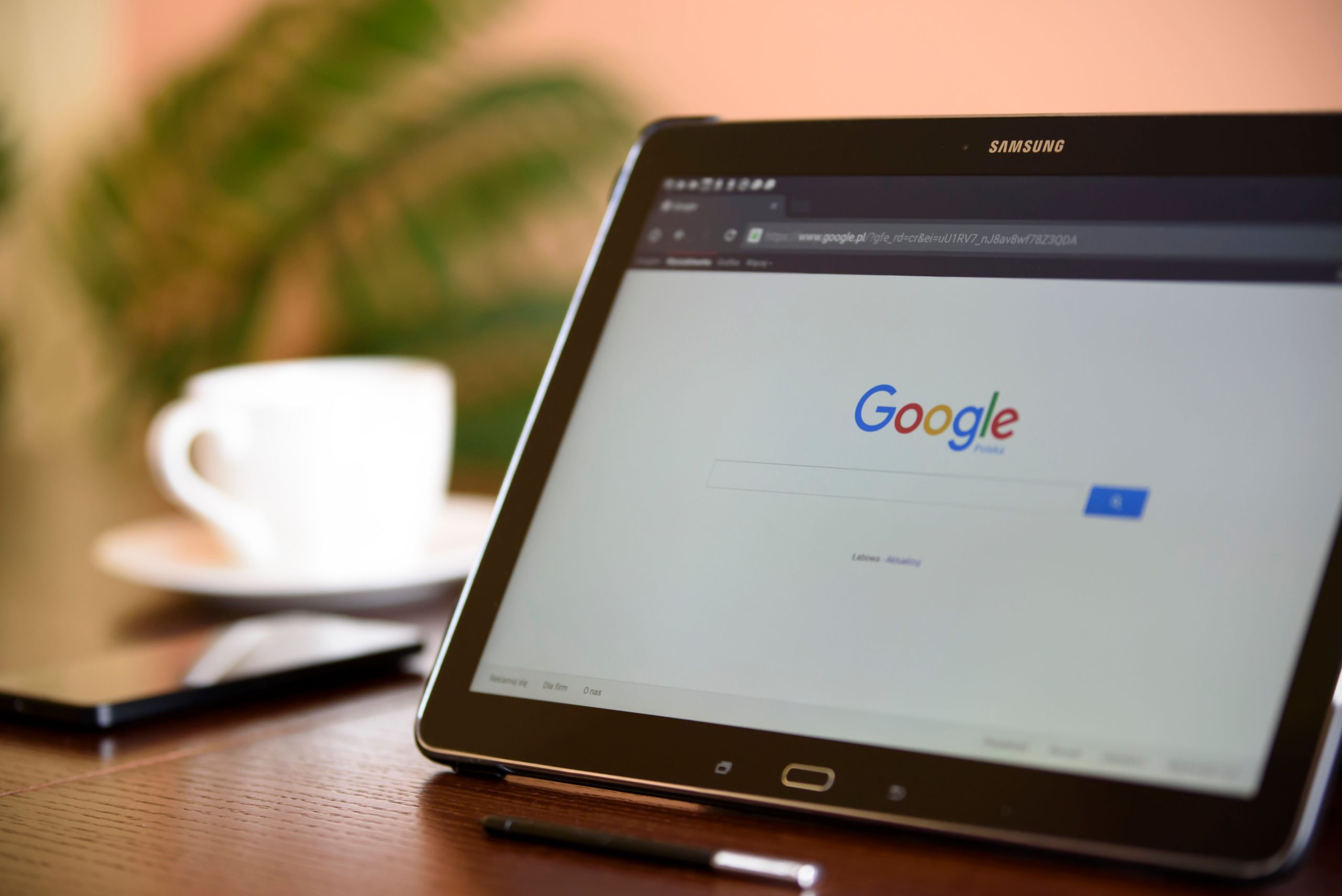 Google zaczyna płacić za treści wykorzystywane przez AI. Rzucił wydawcom ochłapy