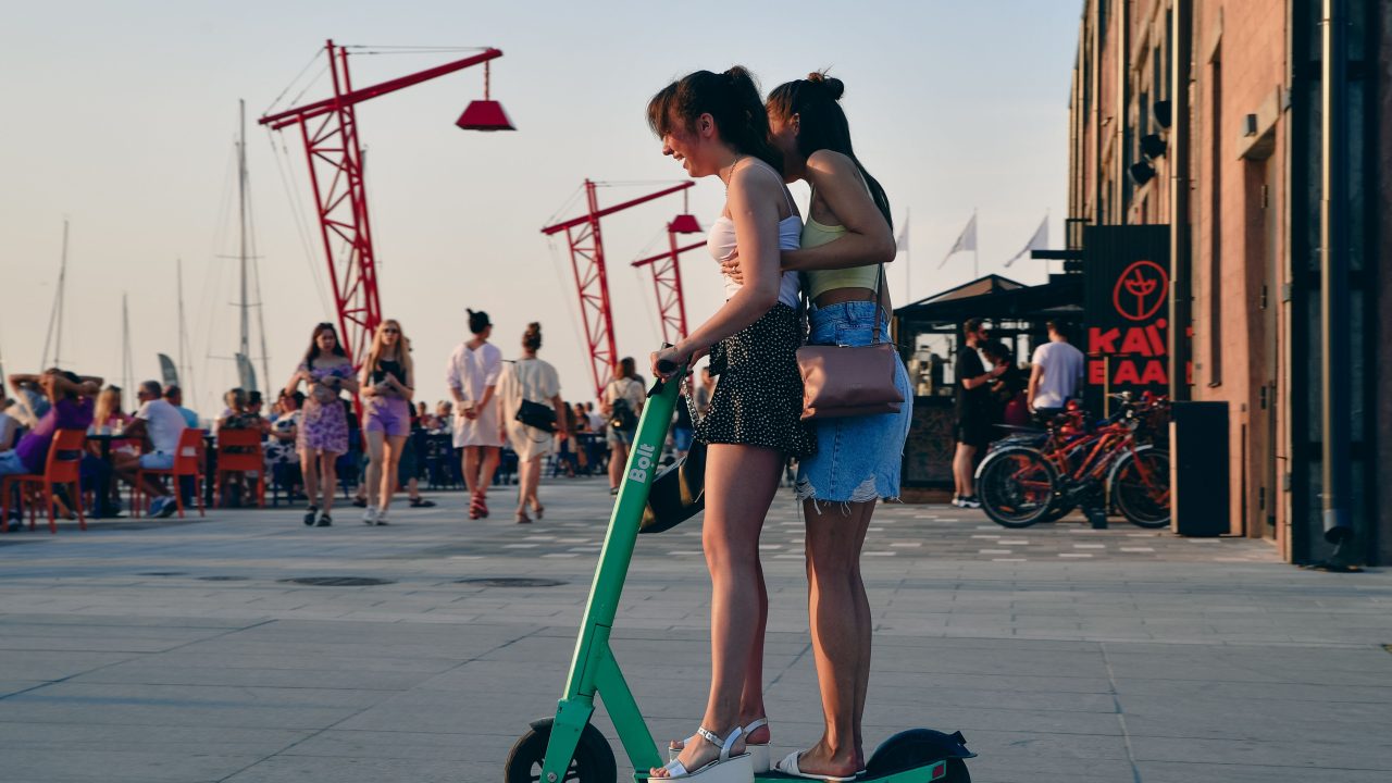 Dwie kobiety na hulajnodze elektrycznej