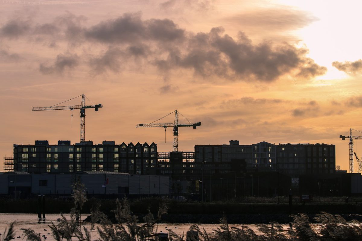 Już ponad 800 tys. mieszkań w budowie – rynek rozgrzany, a optymizm deweloperów topnieje