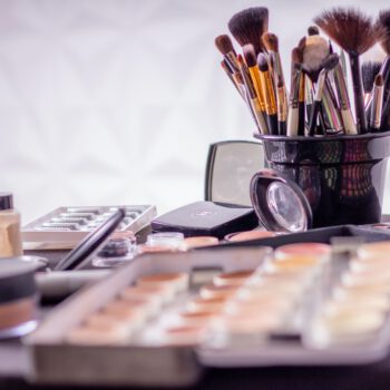 KE zakazuje stosowania 23 niebezpiecznych dla człowieka substancji chemicznych w produktach kosmetycznych