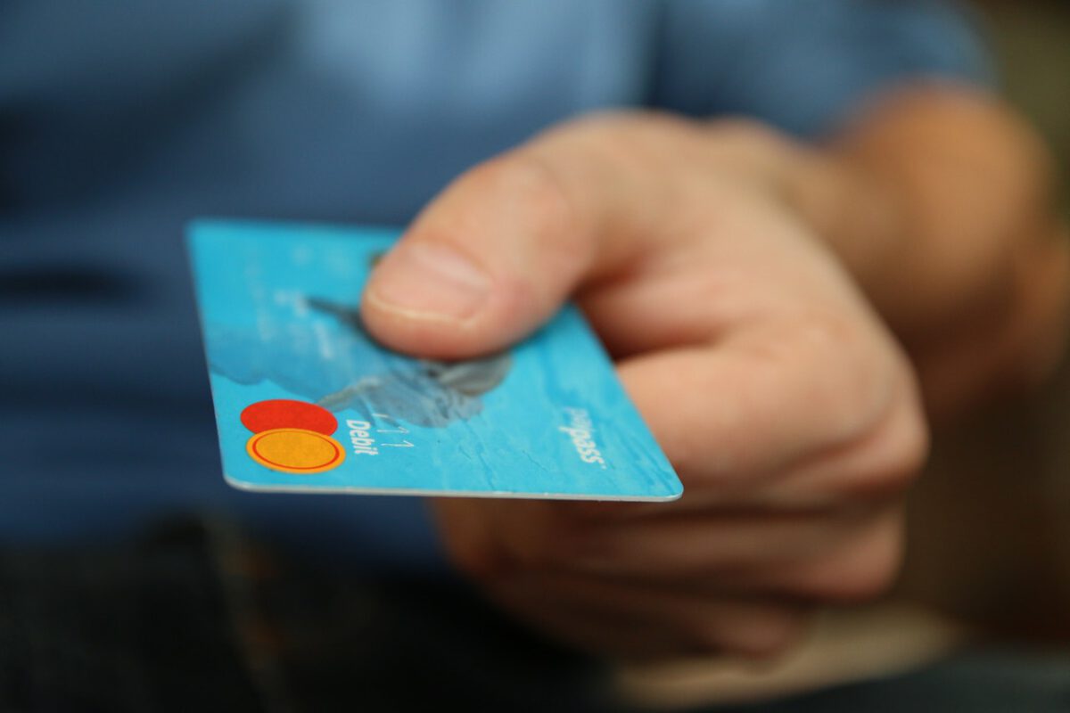 Niemal dwa razy mniej wydanych kart kredytowych w 2020 r.