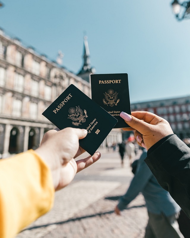Nowe wytyczne Unii dla państw członkowskich w kwestii honorowania paszportów COVID-owych w podróżach lotniczych