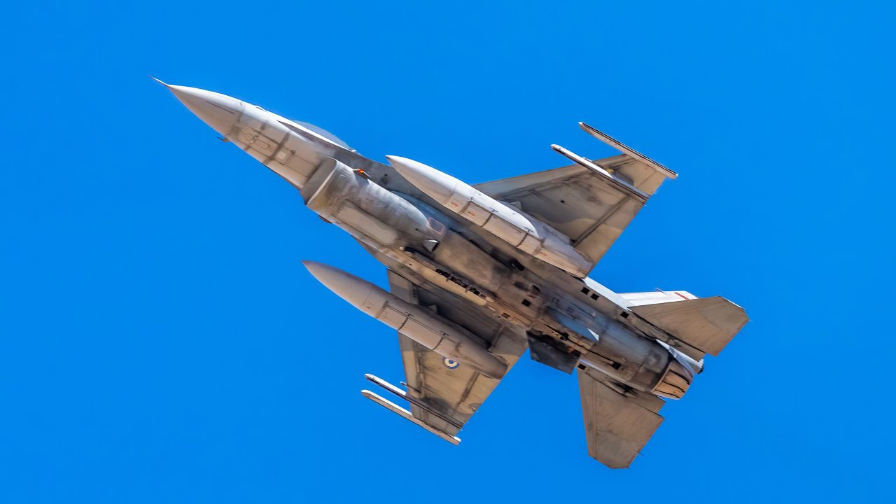 Piloci F-16 pilnie poszukiwani