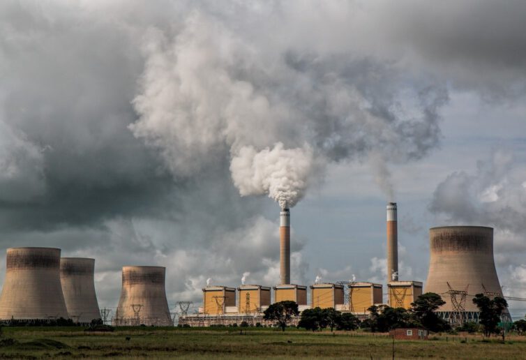 Polacy za smog winią „kopciuchy”, złej jakości paliwo i przemysł