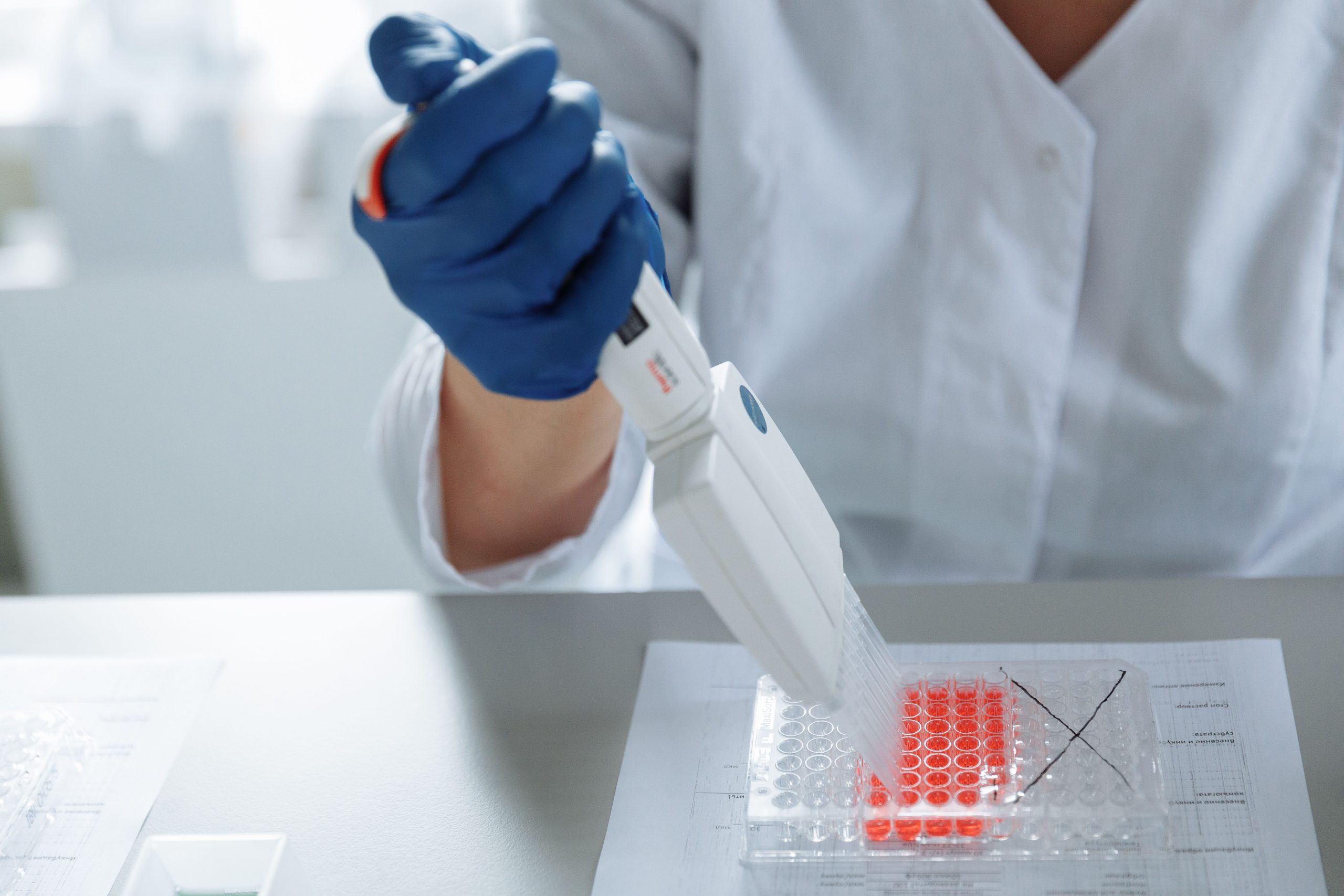 Próbki DNA Polaków trafiały za granicę bez ich wiedzy. Zupełny brak kontroli w laboratoriach