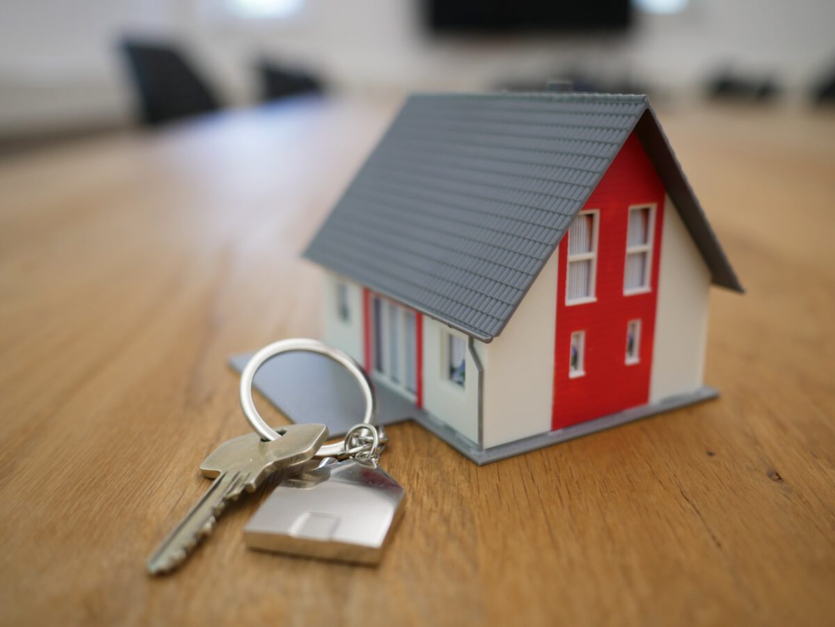 Przeniesienie własności nieruchomości w zamian za zwolnienie z hipoteki a podatek dochodowy