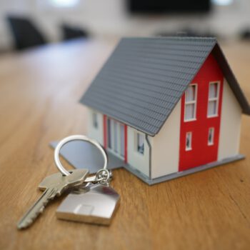 Przeniesienie własności nieruchomości w zamian za zwolnienie z hipoteki a podatek dochodowy
