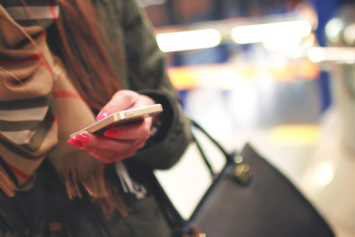 Raport UKE: W 2017 roku Polacy wysłali prawie 50 miliardów SMS-ów