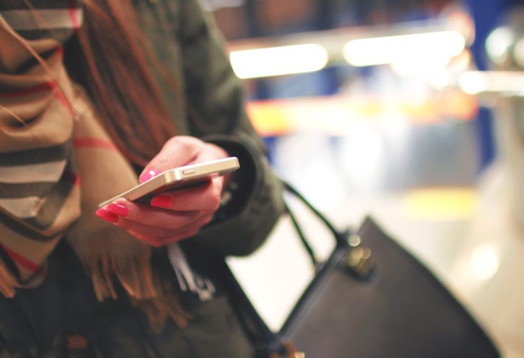 Raport UKE: W 2017 roku Polacy wysłali prawie 50 miliardów SMS-ów