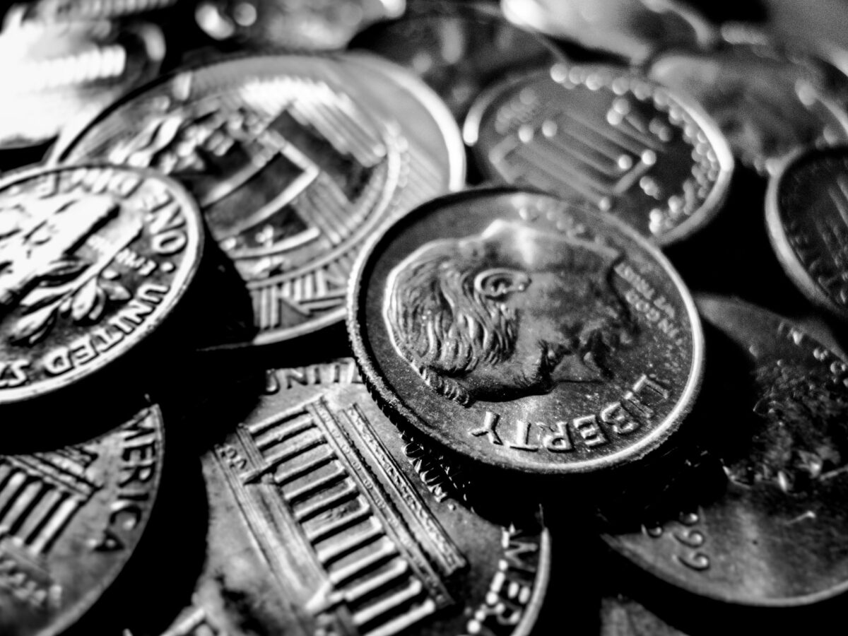 Sprzedaż monet na portalu aukcyjnym a podatek VAT