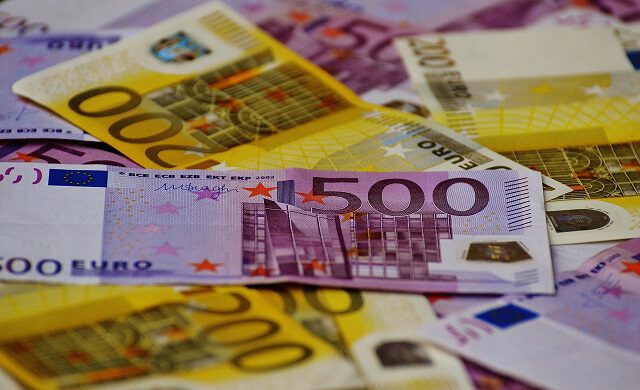Stanowisko UKNF w sprawie obowiązku informowania o każdej transakcji na instrumentach finansowych od 5 000 EUR