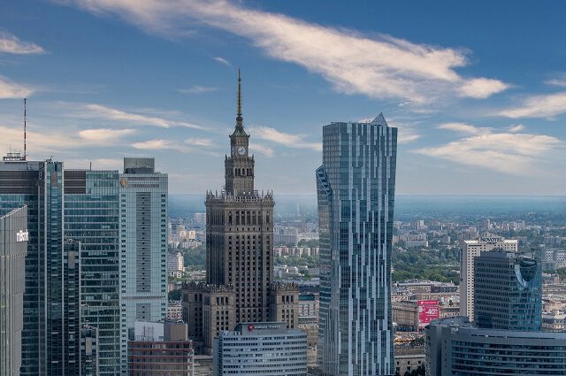 W Warszawie spada sprzedaż mieszkań, a ceny dalej rosną