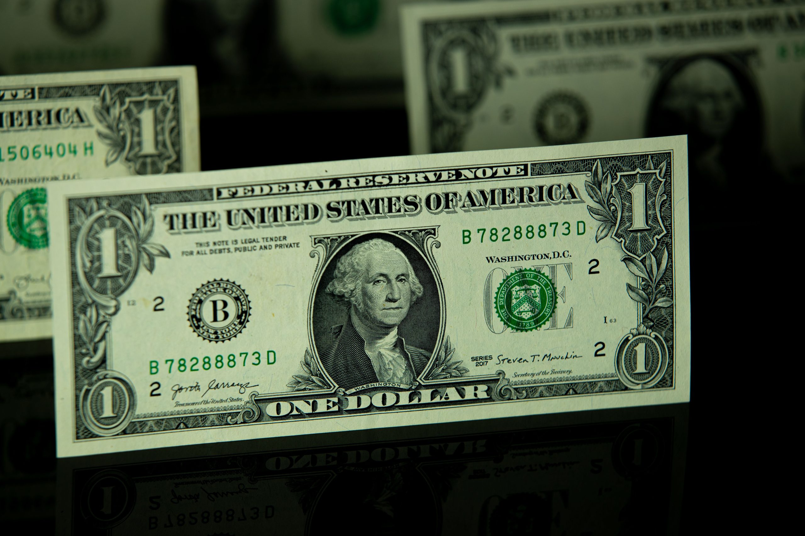 Dolar najtańszy od miesięcy. Kurs spadł poniżej 3,69 zł