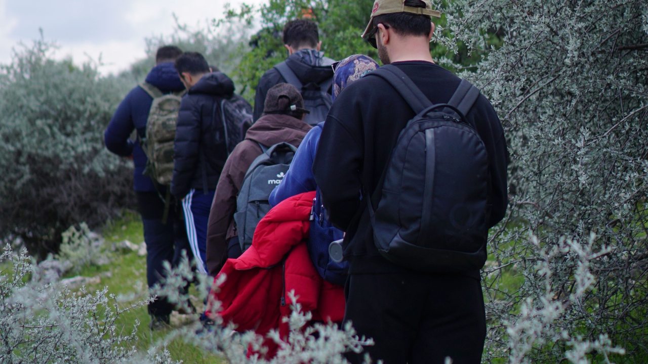 Mężczyźni z bagażami, ilustracja hasła deportacje cudzoziemców