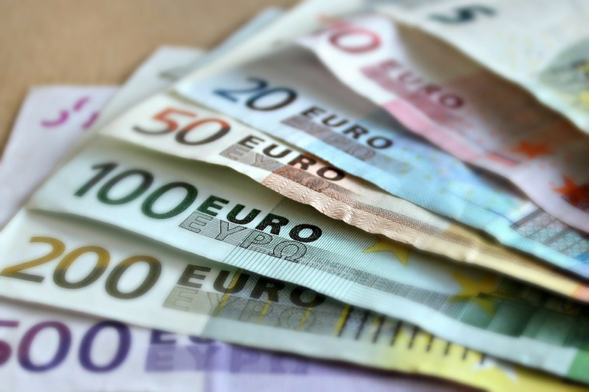 Dolar umacnia się, pomaga wzrost ryzyka i słabsze euro