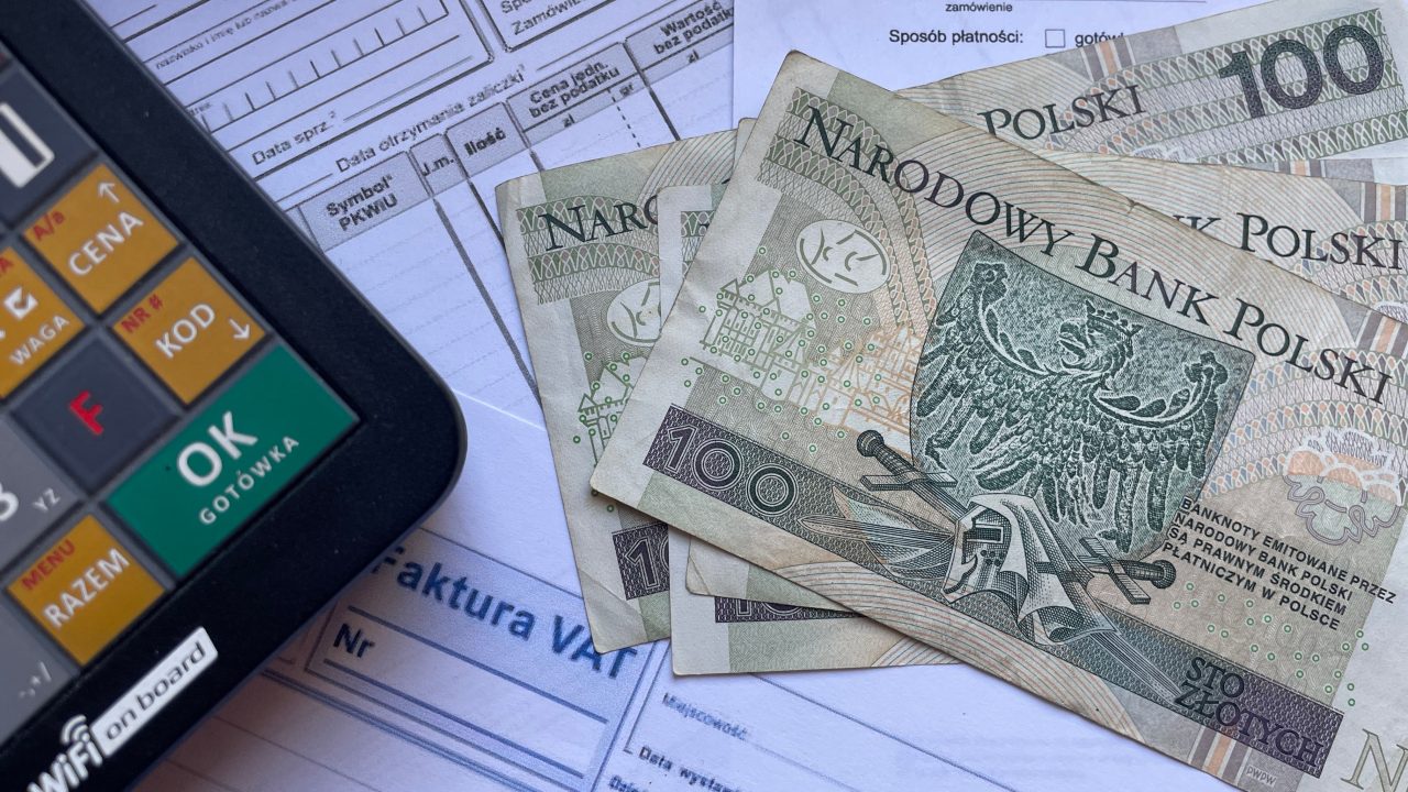 Kalkulator, dokumenty i banknoty, ilustracja hasła inwestycje polskich firm