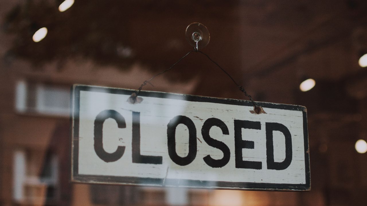 Tabliczka z napisem closed, ilustracja hasła zakaz handlu w niedzielę
